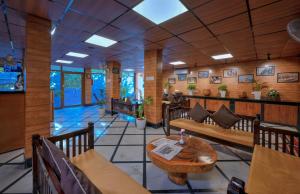 サワイ・マドプールにあるRanthambhore National Resortのベンチとテーブル付きのお部屋