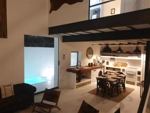 una cucina e una sala da pranzo con tavolo e sedie di Casa da Oliveira a Reguengos de Monsaraz Altre 9 foto