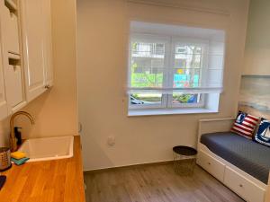 ein kleines Zimmer mit einem Bett und einem Fenster in der Unterkunft City & Sea - Apartamenty i Mieszkania in Gdynia