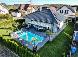 Bazén v ubytování großzügige Unterkunft mit Terrasse nebo v jeho okolí