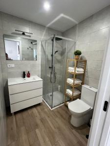 a bathroom with a shower and a toilet and a sink at Apartamento Bajo de Guía bajo A in Sanlúcar de Barrameda