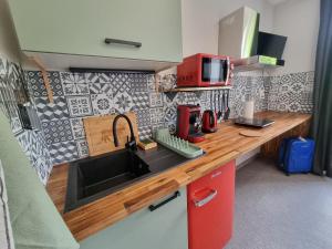 Η κουζίνα ή μικρή κουζίνα στο La Maison Lourégo CAPUCINE