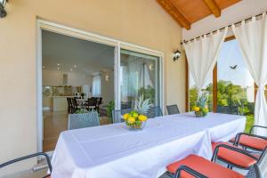 Un comedor con una mesa y sillas blancas. en Villa Irene, a quiet and peaceful pool villa, en Nedeščina 27 fotos más