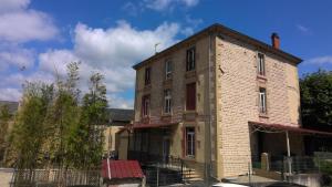 an old brick building on the side of a street at La Maison Lourégo studio Capucine in Hauterives