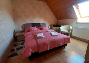 Postel nebo postele na pokoji v ubytování Napsugár Apartman