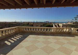 a balcony with a railing and a view of the ocean at استمتع بالبحر والمسبح في فيلا راقية بأفضل موقع الساحل الشمالي in Dawwār Ḩalīs