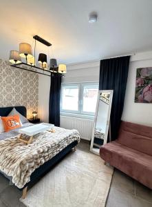 a bedroom with a bed and a mirror at Stilvolles Apartment nähe Messe Düsseldorf in Duisburg Süd in Duisburg
