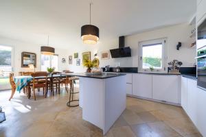 Kuchyň nebo kuchyňský kout v ubytování Chez Nelly - Villa avec vue imprenable