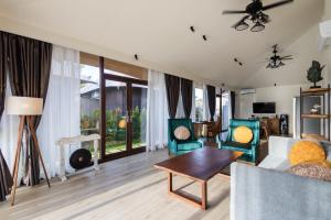 TV a/nebo společenská místnost v ubytování Eden Villa