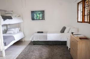 Postel nebo postele na pokoji v ubytování Moonstone Lodge