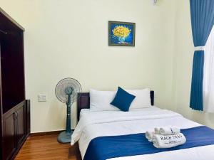 Postel nebo postele na pokoji v ubytování Bách Thảo Hotel