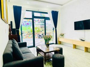 TV a/nebo společenská místnost v ubytování Bách Thảo Hotel