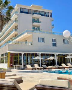 Басейн в EONA BEACH RESORT by Greek Pride або поблизу