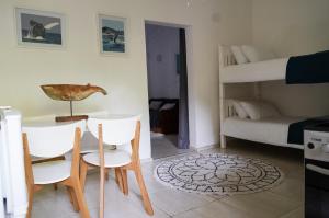Postel nebo postele na pokoji v ubytování Moonstone Lodge