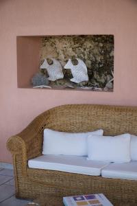 A seating area at Ellis Villas