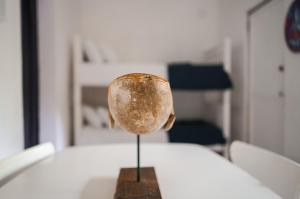 Postel nebo postele na pokoji v ubytování Moonstone Lodge