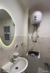 MadinatyProperty Sisters Madinaty, Elite garden view B2的浴室里有马桶、洗手池和镜子。 更多14张照片