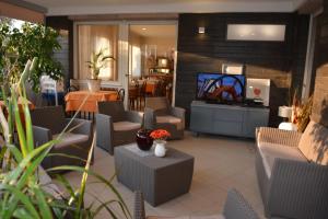 TV a/nebo společenská místnost v ubytování Hotel Olympic