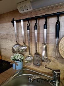 Dapur atau dapur kecil di ANDESA Mobile Home Pirovac- Perfect vacation in a campsite with a pool, few steps from the sea!