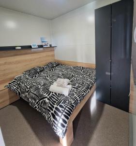 Katil atau katil-katil dalam bilik di ANDESA Mobile Home Pirovac- Perfect vacation in a campsite with a pool, few steps from the sea!