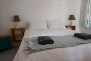 Postel nebo postele na pokoji v ubytování Moonstone Lodge
