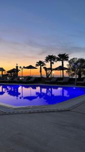 Басейн в EONA BEACH RESORT by Greek Pride або поблизу