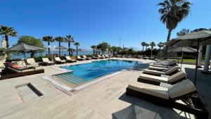 Басейн в EONA BEACH RESORT by Greek Pride або поблизу