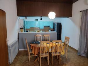 a dining room with a table and chairs and a kitchen at Apartment Belvedere in Brela