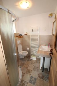 Guest House Mengsdorf的一间浴室