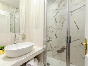 Łazienka w obiekcie Merveil - Luxury Suite - Marais - Saint Martin I