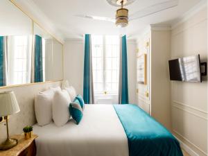 Łóżko lub łóżka w pokoju w obiekcie Merveil - Luxury Suite - Marais - Saint Martin I