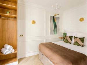 sypialnia z dużym łóżkiem i żyrandolem w obiekcie Merveil - Luxury Suite - Marais - Saint Martin I w Paryżu