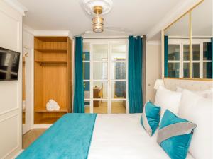 Łóżko lub łóżka w pokoju w obiekcie Merveil - Luxury Suite - Marais - Saint Martin I