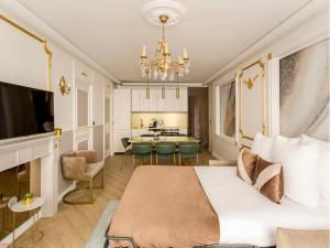 Telewizja i/lub zestaw kina domowego w obiekcie Merveil - Luxury Suite - Marais - Saint Martin I