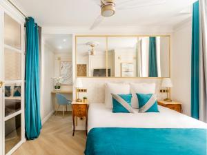 Łóżko lub łóżka w pokoju w obiekcie Merveil - Luxury Suite - Marais - Saint Martin I