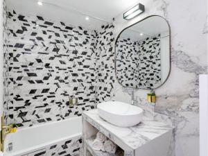 Łazienka w obiekcie Merveil - Luxury Suite - Marais - Saint Martin I