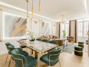 salon ze stołem i krzesłami w obiekcie Merveil - Luxury Suite - Marais - Saint Martin I w Paryżu