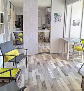 Гостиная зона в Studio " La Plage " avec parking privé gratuit et CLIM