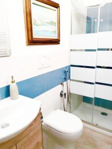 Koupelna v ubytování Central Studio in Moneglia 20 steps from beach and 20 minutes from the Cinque Terre by train