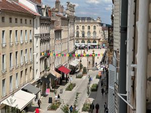una vista aérea de una calle de una ciudad en Le Gambetta - Élégance et Confort - Vue sur la Place Stanislas, en Nancy