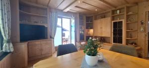 Televízia a/alebo spoločenská miestnosť v ubytovaní Appartements Haus Olympia
