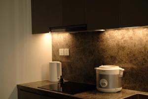 Gia Lâm PhoにあるA Quiet Stay - Bondedのカウンタートップにコーヒーメーカー付きのキッチンカウンター