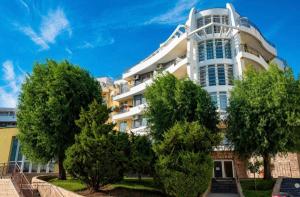 KosharitsaにあるTerra Apartment, Sunset Kosharitsaの前に木々がある大きな白い建物