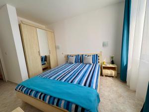 KosharitsaにあるTerra Apartment, Sunset Kosharitsaのベッドルーム1室(大型ベッド1台、青いシーツ付) +14枚の写真