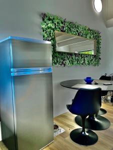 Cette chambre comprend un réfrigérateur et une table. dans l'établissement Lovely place with free parking, à Corbara