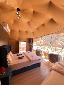 瓦迪拉姆Wadi Rum Mars Camp的大房间,帐篷内有一张床