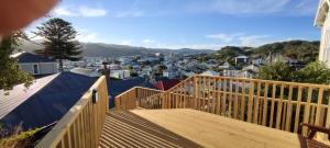 ウェリントンにあるNewtown Camp de Luxeの市街の景色を望む木製バルコニー +5枚の写真