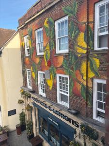 un mural en el costado de un edificio en The Oxford Veranda, en Oxford 4 fotos más