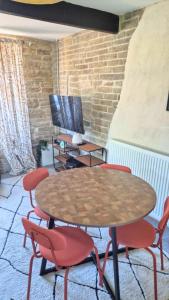 TV a/nebo společenská místnost v ubytování Spacious and Cosy 2 Bedroom Home in Bradford Sleeps 4 by PureStay - 14 nights min! + 13 fotografií