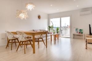a living room with a dining room table and chairs at Apartamento artístico Vilanova in Vilanova i la Geltrú